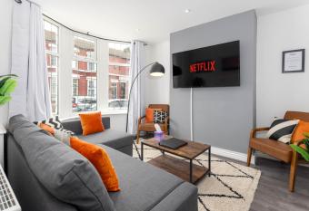 Flatzy - 12 Person Townhouse with Pool Table and Ping Pong has Balcony rooms