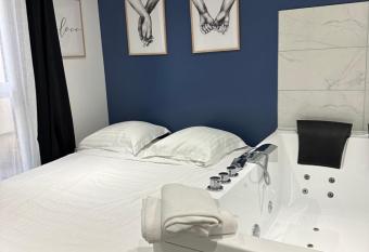 Les bulles de Mona  has rooms with a private hot tub