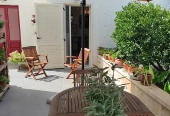 LA LIMONAIA allows 18 year olds to book a room