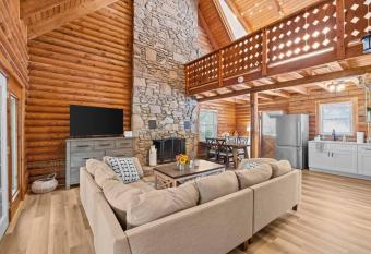 The Big Smokey cabin w/game room & HOT TUB has rooms with a private hot tub