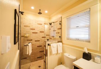 Redtail Inn - 3 Suites Sleeps Up To 12 allows 18 year olds to book a room