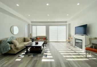 3 Bedroom Well-designed Townhouse in Whitby allows 18 year olds to book a room