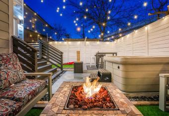 Luxury 6BR/5BA + Hot Tub near DT has rooms with a private hot tub