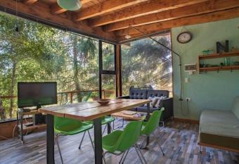 Caba  a en la colina allows 18 year olds to book a room