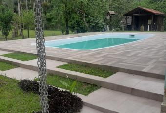 ch  cara com piscina has Balcony rooms