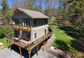 Best Kept Secret @ Deep Creek has rooms with a private hot tub