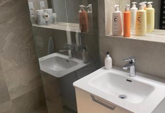 mieszanie 2 pokojowe allows 18 year olds to book a room