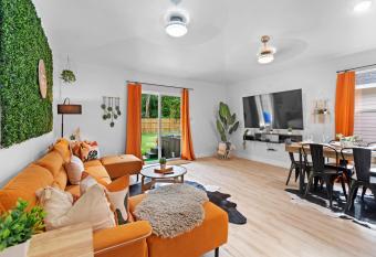 Tide and Tailgate has rooms with a private hot tub