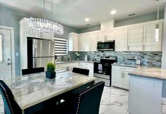 San Juan Apartment Next to Expressway has Balcony rooms