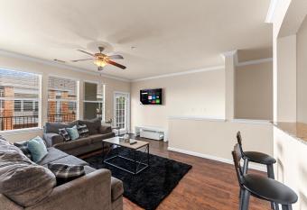 1 BR Spacious Townhome Fast Wi-Fi, A/C, Garage near Downtown allows 18 year olds to book a room