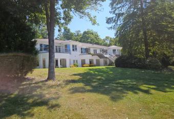 Greensboro Lakefront House -K Idol House has rooms with a private hot tub