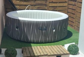 Le cottage de Port Blanc-Gosier has rooms with a private hot tub