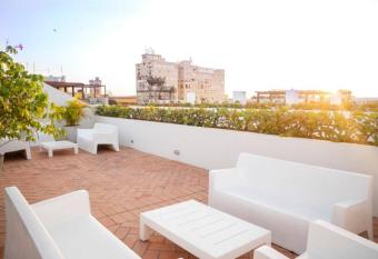 1BR Modern in Old City in Colonial Building has rooms with a private hot tub