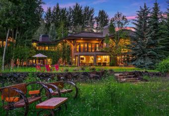 Villa Fleuve has rooms with a private hot tub