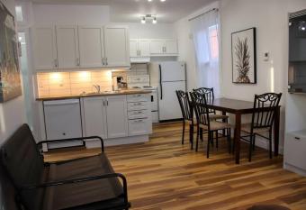 3,5 style contemporain pr  s de tous les services et transport en commun has rooms with a private hot tub