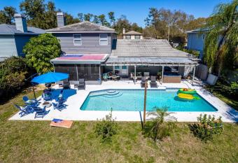 Ultimate Beach Getaway    Mins from Beach    Hot Tub    Heated Pool    Game Room has rooms with a private hot tub