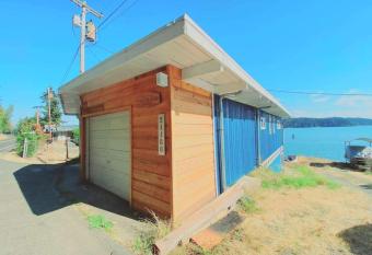 The Coman's beach house has Balcony rooms