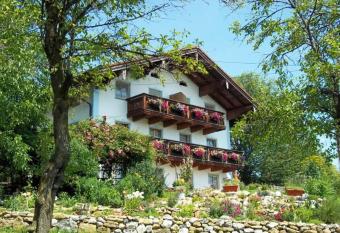 Geppingerhof has Balcony rooms
