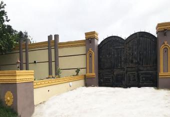 EL HILLS EXECUTIVE RETREAT CENTER has Balcony rooms