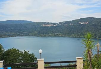 La Dimora del Lago has Balcony rooms