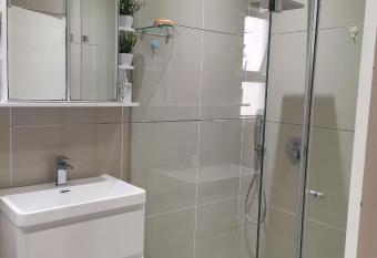 Sunnyside has rooms with a private hot tub