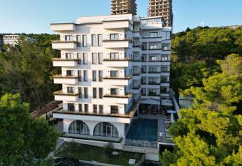 GREAT WHITE HOTEL has Balcony rooms