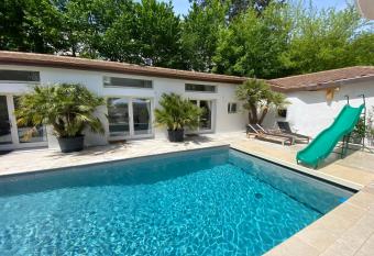 Pool house neuf, parking, wifi has Balcony rooms