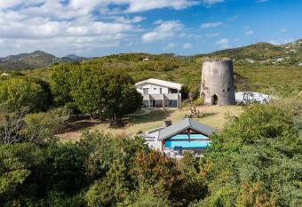 Location villa piscine - 4 chambres - Ste Anne has rooms with a private hot tub