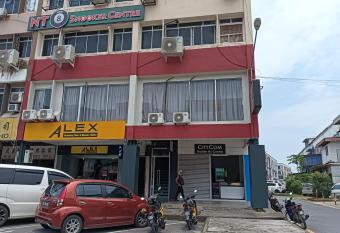 OYO 90863 Hi Inn 2 allows 18 year olds to book a room