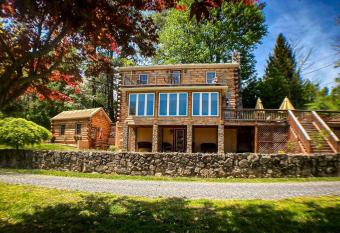Rustic River Cabin has rooms with a private hot tub