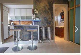 Beste Lage in Bochum Sehr hochwertige, individuelle Wohnung als Hotelalternative mit S  dterrasse, PKW-Stellplatz, Wallbox u.v.m. has rooms with a private hot tub