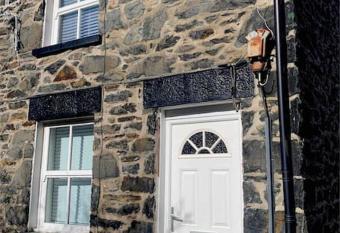 Cosy Cottage, Nr Betws y Coed. allows 18 year olds to book a room