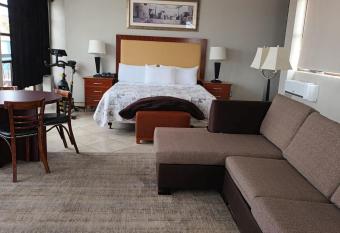 Panoramic Penthouse Downtown (Free Parking) has Balcony rooms