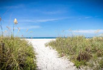 Beautiful Sunset Views 1BR allows 18 year olds to book a room