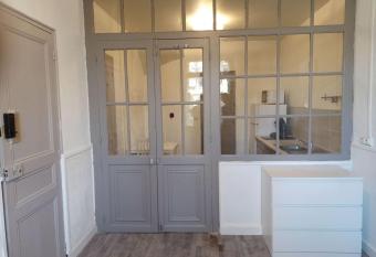 280, studio la seyne rdc allows 18 year olds to book a room