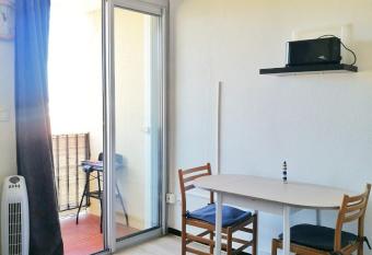 Agr  able studio 50m de la plage allows 18 year olds to book a room