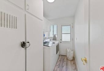 Mid Century Beauty has rooms with a private hot tub