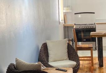 Utila Water Sports Deluxe Apt allows 18 year olds to book a room