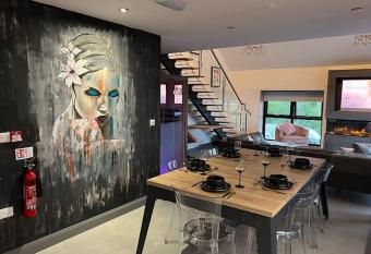 Luxury hot tub & sauna apartment with pool table in the centre of northern ireland,sleeps 6 people has rooms with a private hot tub