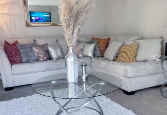 2 story Casual Cute Condo 6 miles from Disneyland & 8 miles Knotts 2bd 2bth Sleeps 8 plus has rooms with a private hot tub