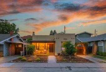 Unique Bungalow w/ hot Spa in DT has rooms with a private hot tub