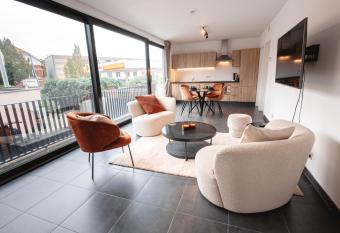 K&Y suites 2 ,500m to Brussels airport! allows 18 year olds to book a room