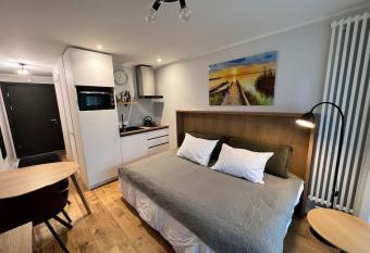 Cosy apartment with a balcony by the sea. allows 18 year olds to book a room