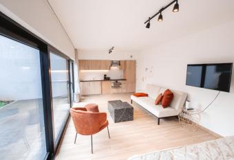 K&Y suites 3, 500m to Brussels airport has Balcony rooms