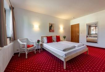 Gipfelblick Residenz #2 allows 18 year olds to book a room