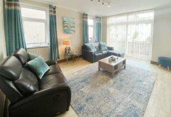 The Gateway a lovely Spacious Seaside Property close to the beaches , centrally located in Porthcawl has Balcony rooms