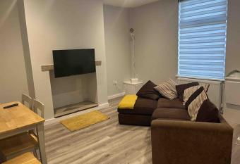 Cosy 1 -The Lodge, Sleeps 6 allows 18 year olds to book a room