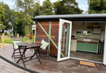 Ted s Shed has Balcony rooms