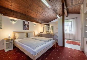 Gipfelblick Residenz #4 allows 18 year olds to book a room