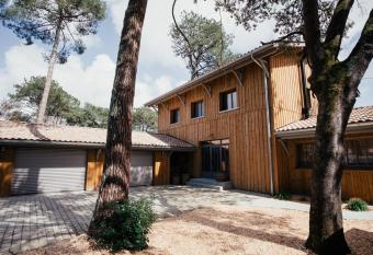 Villa 7 pi  ces vue imprenable sur le lac has rooms with a private hot tub